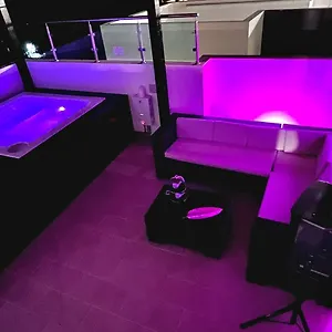 Magnificent Pent House W/jacuzzi Apartment